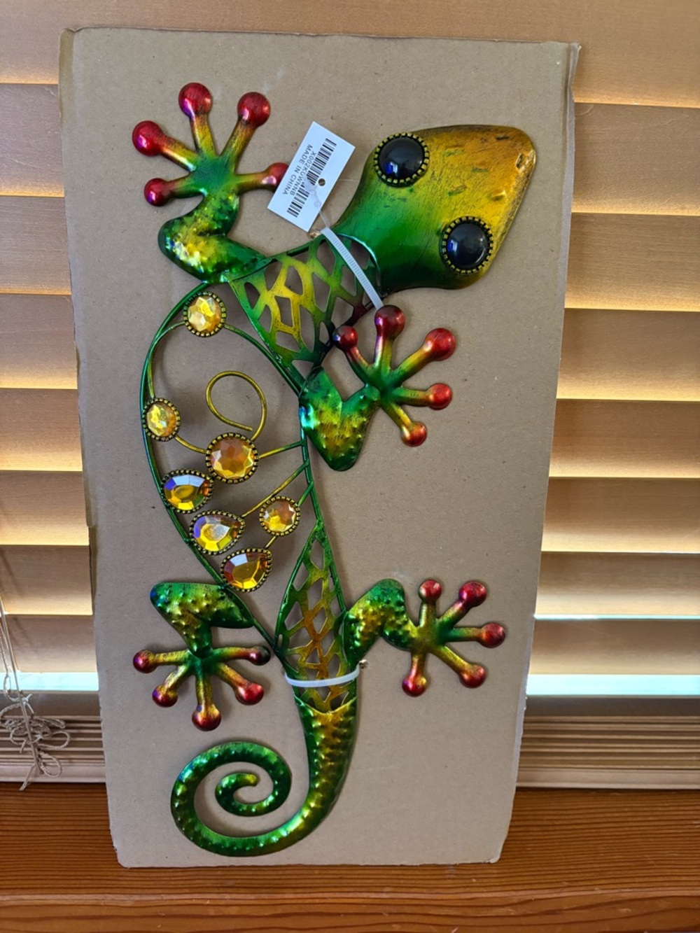 Colorful NWT Metal Gecko Lizard Wall Art - Green & Gold with Red Accents. 17” - Picture 4 of 4